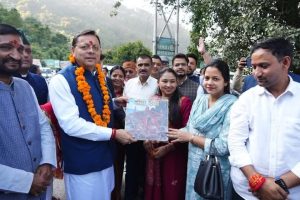 विधानसभा सत्र में प्रतिभाग करने भराड़ीसैंण पहुंचे मुख्यमंत्री पुष्कर सिंह धामी, रुद्रप्रयाग और चमोली में हुआ भव्य स्वागत